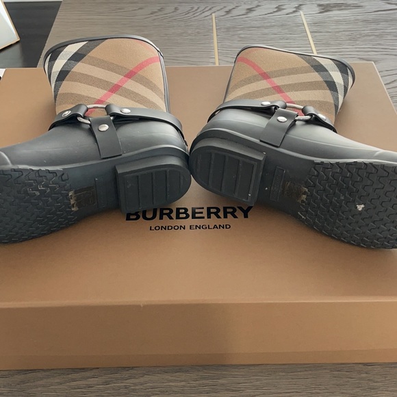 Burberry rain boots - Picture 2 of 5